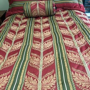 Comforter Queen Size, shams & skirt